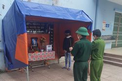 Con lập bàn thờ vọng cha trong khu cách ly ở Nghệ An