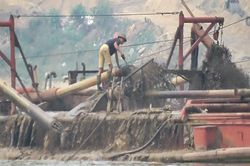 Tàu 500 tấn 'rút ruột' cát sông Hồng giữa mùa dịch COVID-19