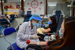 Dịch COVID-19: Các cách hiến máu an toàn