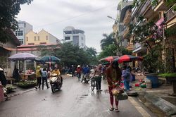 Dịch COVID-19: Chợ dân sinh vẫn người mua kẻ bán san sát, bất chấp lệnh giãn cách xã hội