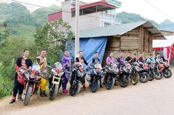 Dàn rước dâu mặc trang phục dân tộc thiếu số, đi xe phân phối lớn khiến ai nấy đều 'trầm trồ'