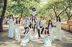 Được người yêu mời đến chụp ảnh kỷ yếu, anh chàng bất ngờ phát hiện bị 'cắm sừng' chỉ nhờ điều này