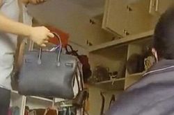 Mẹ thản nhiên xách túi 'Louis Vuitton' đi chợ mua thịt, con gái bị bắt giữ ngay sau đó vì lý do không ngờ