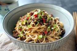 Mẹo nấu mì trộn bò băm nhanh dành cho người bận rộn
