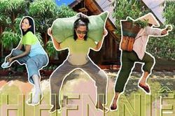 H'Hen Niê catwalk trên nhà sàn, ở nhà chống dịch mà mặn mòi, 'lầy lội' hết cỡ