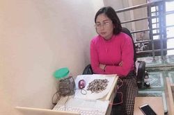 Có mẹ làm giáo viên, nữ sinh 'dở khóc dở cười' với chuyện dạy học online mùa dịch COVID-19