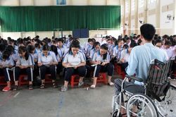 Thầy giáo trẻ mang nghị lực trên đôi chân tròn