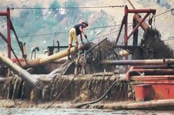 Tàu 500 tấn 'rút ruột' cát sông Hồng giữa mùa dịch Covid-19