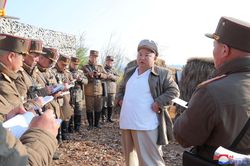Ông Kim Jong Un thị sát tập trận bắn súng cối giữa dịch Covid-19