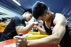 Gãy xương khi chơi vật tay