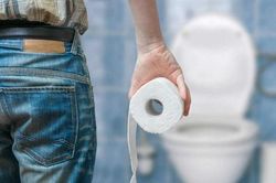 Trước khi có giấy vệ sinh, con người lau chùi bằng gì?