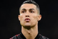 Ronaldo gây tranh cãi khi tập luyện cùng ê-kíp?