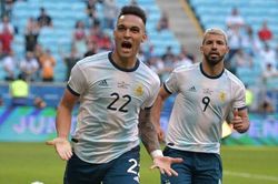 Cựu sao Inter chỉ ra điểm Martinez giỏi hơn Aguero
