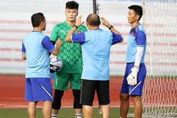 Bùi Tiến Dũng trổ tài nấu ăn như đầu bếp nhà hàng 5 sao