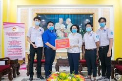 Sinh viên góp 30 triệu đồng ủng hộ người dân miền Tây chống hạn, mặn