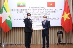 Trao tượng trưng quà của Việt Nam tặng Myanmar chống dịch COVID-19