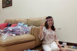 Cô giáo ở Thanh Hóa làm tấm chắn giọt bắn, góp sức chống dịch COVID-19