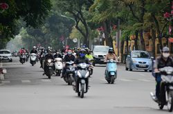 Người dân Thủ đô vẫn tụ tập trò chuyện, quên đeo khẩu trang và tràn ra đường