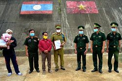 Bàn giao một công dân Lào sau khi được điều trị qua cơn nguy kịch