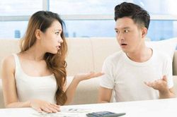 Chồng sắp cưới gần 40 tuổi nhưng vẫn đưa hết tiền cho mẹ giữ