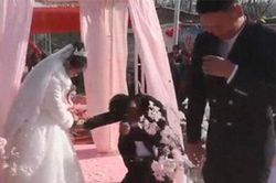 Đang cầu hôn, chú rể bất ngờ có hành động lạ khiến cô dâu 'tái mặt', mọi người sững sờ