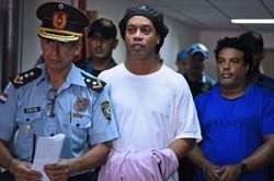 Messi bỏ 1,6 triệu USD giải cứu anh em nhà Ronaldinho