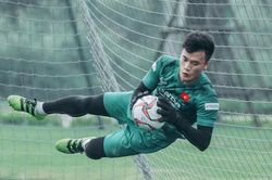 Fans phát hiện Bùi Tiến Dũng ăn tối cùng bạn gái