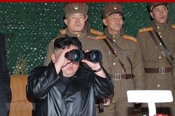 Nhà lãnh đạo Triều Tiên Kim Jong-un thị sát cuộc tập trận súng cối