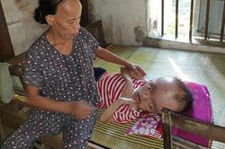 Người đàn bà bệnh tật 30 năm chật vật nuôi chồng, con bị bệnh não úng thủy