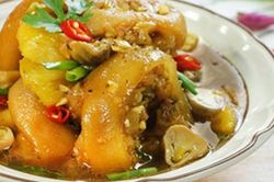 Mẹ đảm làm món chân giò kho dứa vừa mềm vừa ngon, chồng con vừa ăn vừa khen hết lời