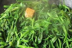 Xào rau muống: Thử viên 'thần kỳ' giúp rau xanh mướt, giòn ngon vô đối