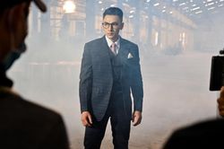 Dù diện vest hay áo ba lỗ, Isaac vẫn 'cool ngầu' và điển trai trong loạt ảnh hậu trường