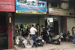 Cửa hàng mở hé mua bán chui, bất chấp lệnh cấm còn 4 ngày