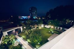 Quốc Trường chăm sóc vườn cây cổ thụ trong biệt thự 700 m2