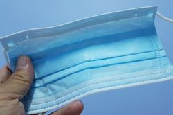 Phạt chủ tiệm tạp hóa 15 triệu vì bán khẩu trang không rõ nguồn gốc