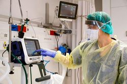 Ca nhiễm tăng mạnh, Trung Quốc cấp tốc sản xuất máy thở