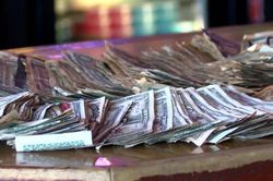 Chủ quán bar tặng hơn 4.000 USD tiền lẻ cho nhân viên đang thất nghiệp