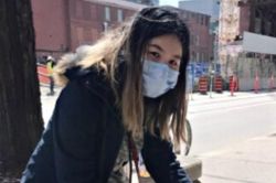 Y tá gốc Á ở Canada bị nhổ nước bọt lên mặt và hành hung trên phố
