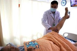 Người đàn ông liệt 2 chân vì cắt lể chữa đau lưng
