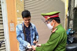 Quận Thanh Xuân: 4 tổ công tác liên tục nhắc nhở, xử lý vi phạm phòng dịch Covid-19