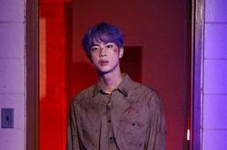Vai Jin BTS quá rộng tới mức có thể dùng như vũ khí, nạn nhân đầu là Jimin