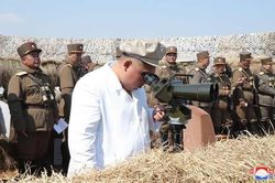 Nhà lãnh đạo Triều Tiên thị sát cuộc diễn tập súng cối