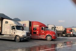 Trung chuyển ở cửa khẩu Lạng Sơn: Doanh nghiệp kêu bị 'bắt chẹt'