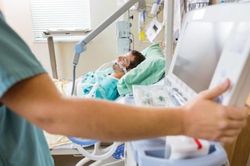 Diễn biến mới nhất về sức khỏe của 4 ca mắc COVID-19 rất nặng ở Việt Nam