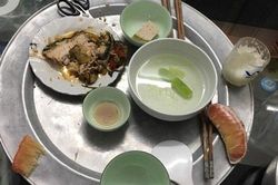Đi làm về muộn, nhìn mâm cơm nhà chồng để phần mà cô gái không khỏi uất nghẹn