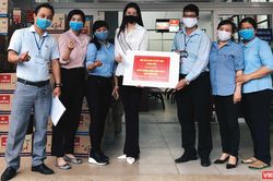 Hoa hậu Khánh Vân tặng 2 tấn gạo, 200 thùng mì giúp người nghèo vượt dịch COVID-19