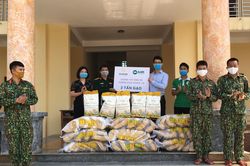 Trao tặng 2 tấn gạo cho khu cách ly tập trung của tỉnh
