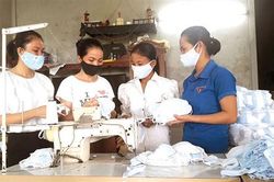 Chống dịch từ chiếc máy khâu