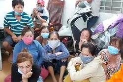 Đột kích sòng bài 'quý bà', con bạc chui vào tủ quần áo trốn