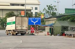 Chốt kiểm soát COVID-19 có cũng như không, cán bộ 'ngồi chơi xơi nước' cả buổi